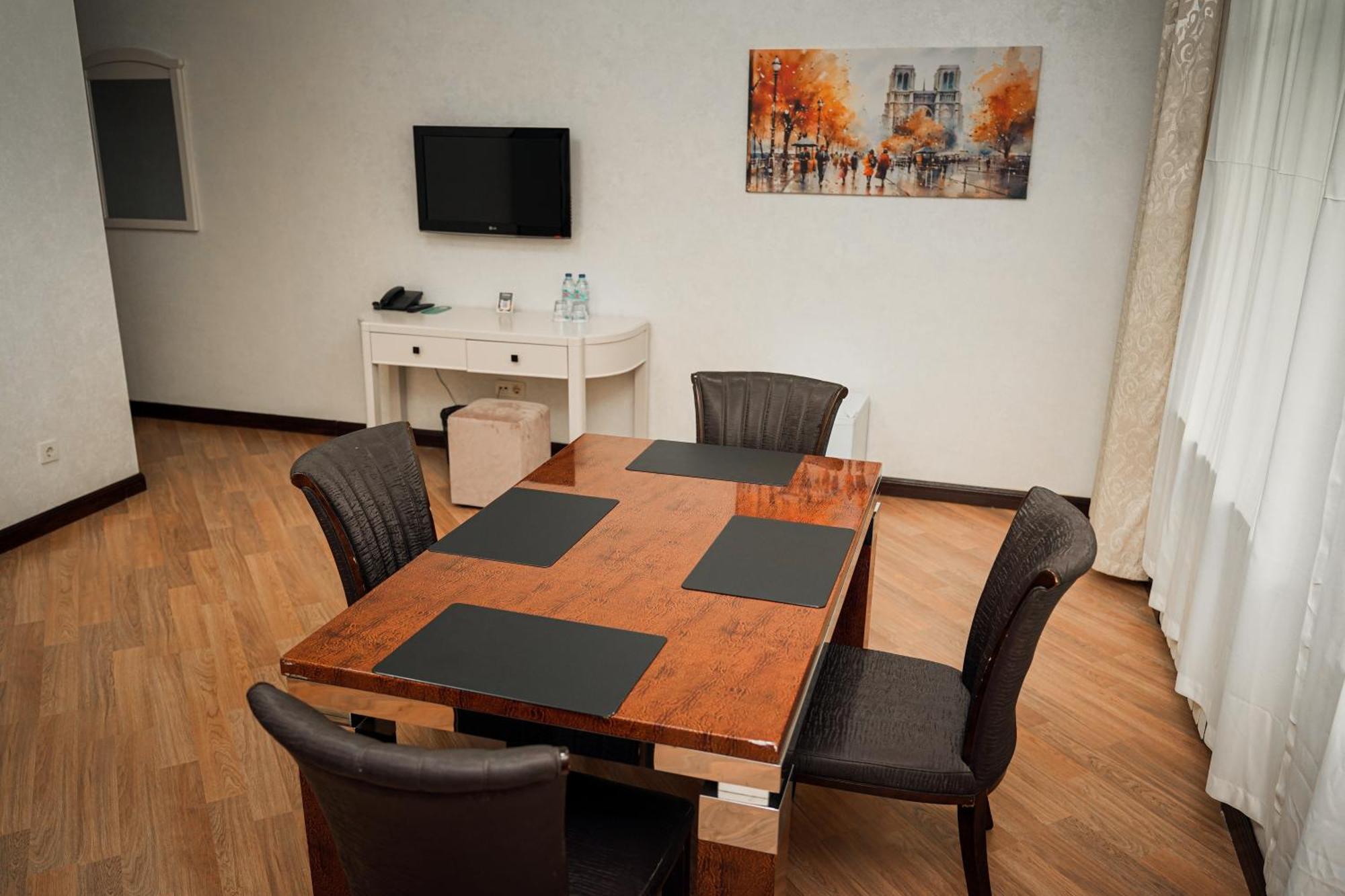 Safran Hotel Baky Esterno foto
